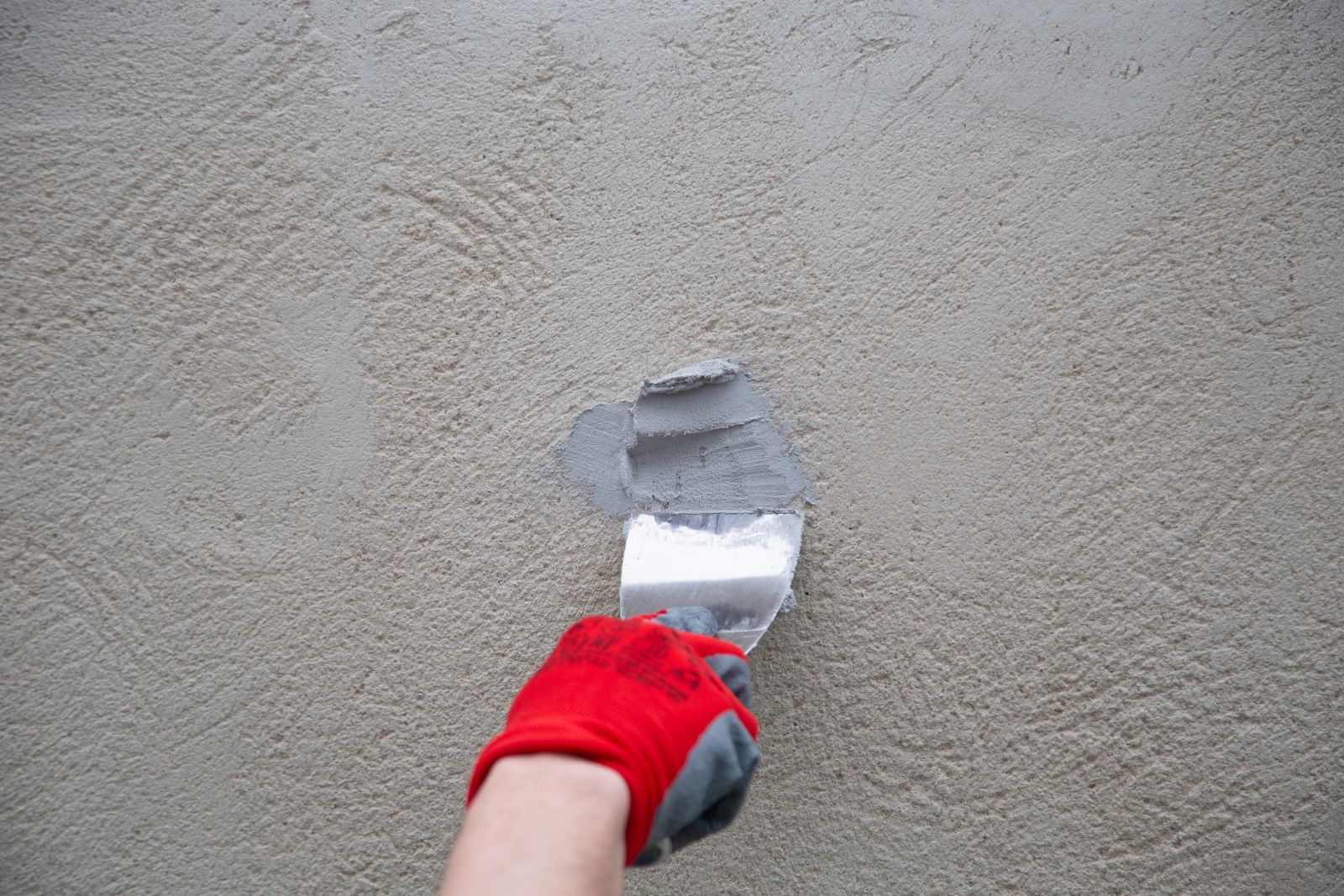 Renovating a lime-rendered wall with Toupret exterior filler
