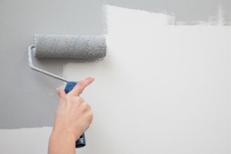 How to prepare a painted wall for filling
