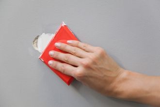 Comment réparer des trous dans un mur en location ?