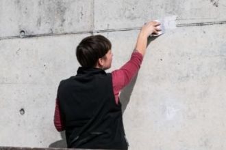 Comment reboucher un trou dans un mur en béton ?